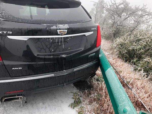 浙江杭州：一家三口自驾车拜年遇冰雪封山被困，获救后暂住山村