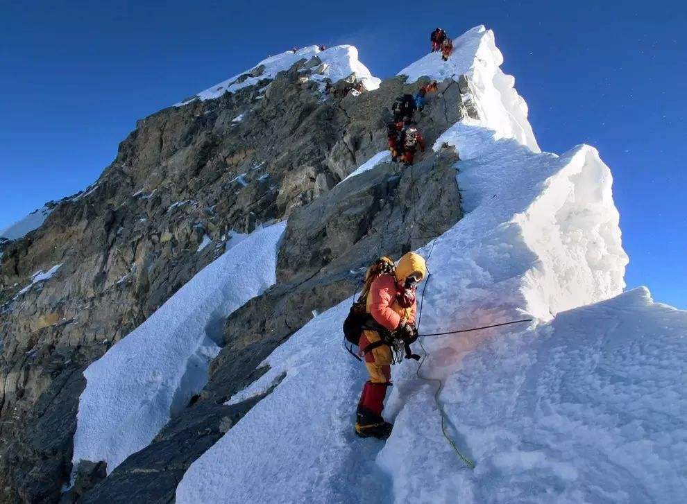 珠峰无限期关闭，只因太多的垃圾，和遇难者尸体