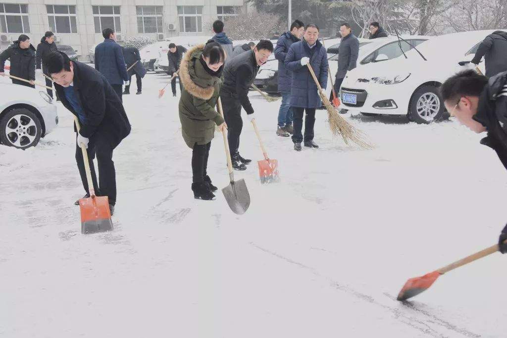 关注 | 市委宣传部连续两天组织党员干部职工扫雪除冰