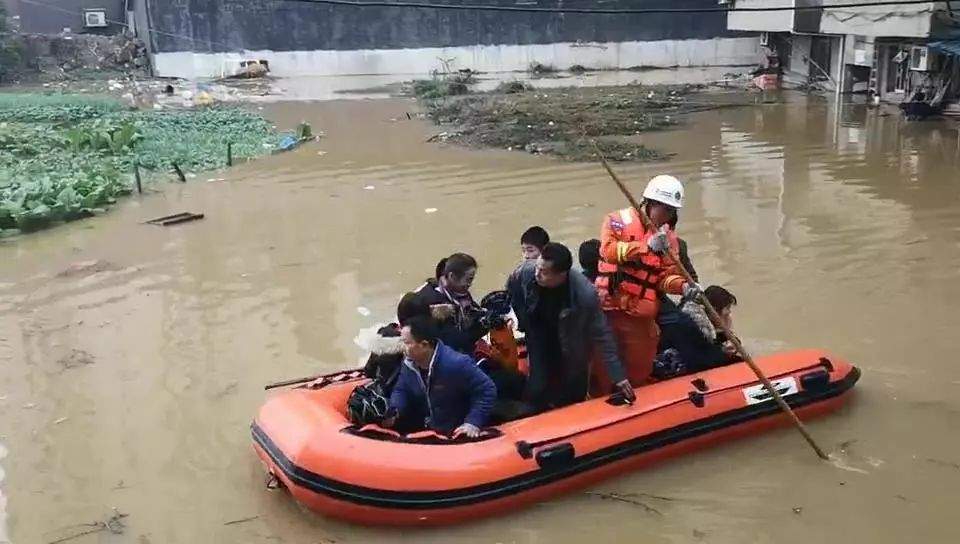 雷电警报！强降雨！还有居民被洪水围困……南昌的天气越来越任性