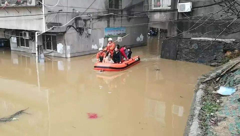 雷电警报！强降雨！还有居民被洪水围困……南昌的天气越来越任性