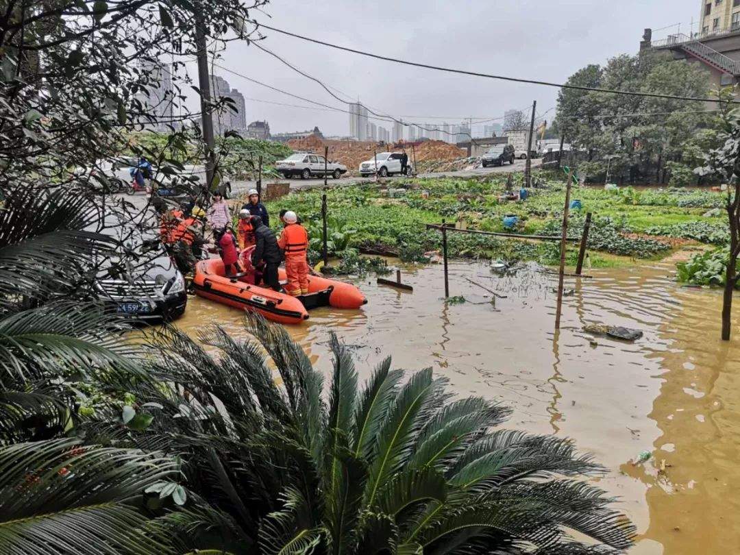 雷电警报！强降雨！还有居民被洪水围困……南昌的天气越来越任性