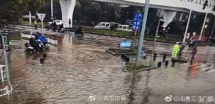 雷电警报！强降雨！还有居民被洪水围困……南昌的天气越来越任性