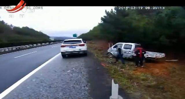 事发高速！货车“耍”起360度漂移！货车司机：我是被逼的