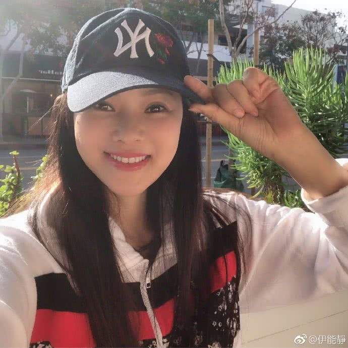 伊能静晒与儿子合影，网友说，儿子长得比妈妈高了