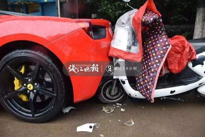 边玩手机边骑车，一名大学生撞上违停法拉利！一查车损20万！