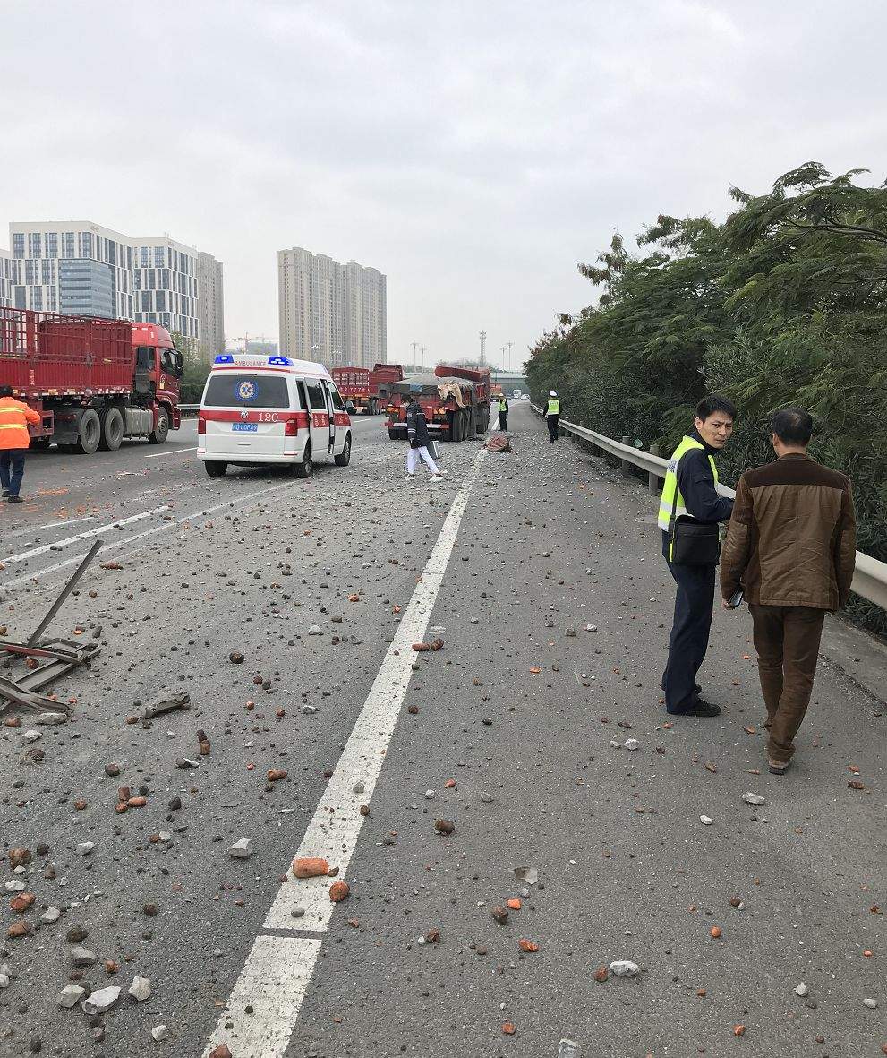 太危险！小轿车竟离奇开上厦门BRT高架桥，现场视频曝光！