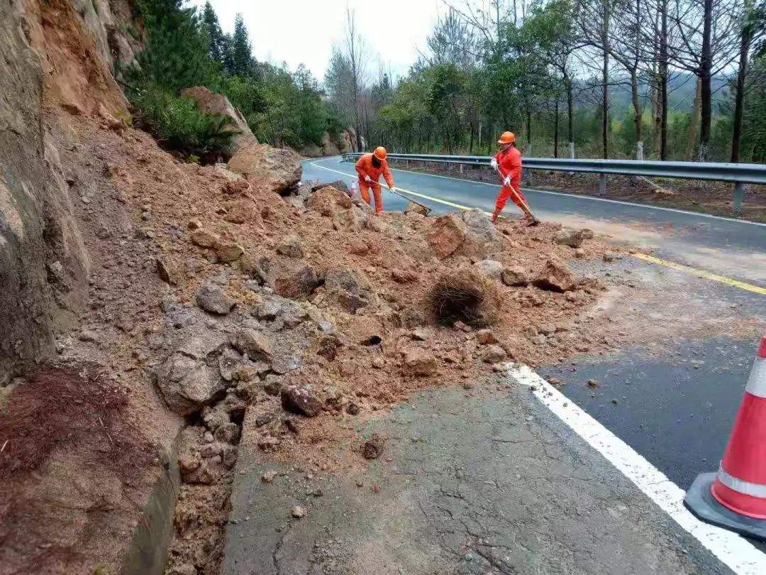 庆元境内多条公路出现塌方、泥石流或水毁情况