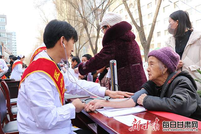 平凉医疗卫生部门开展学雷锋送健康义诊服务活动