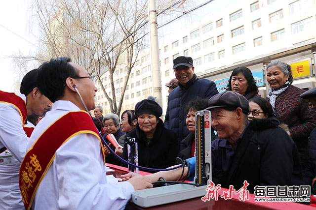 平凉医疗卫生部门开展学雷锋送健康义诊服务活动