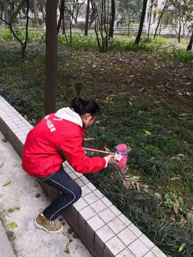 【微观校园】隆昌一中学雷锋日活动纪实