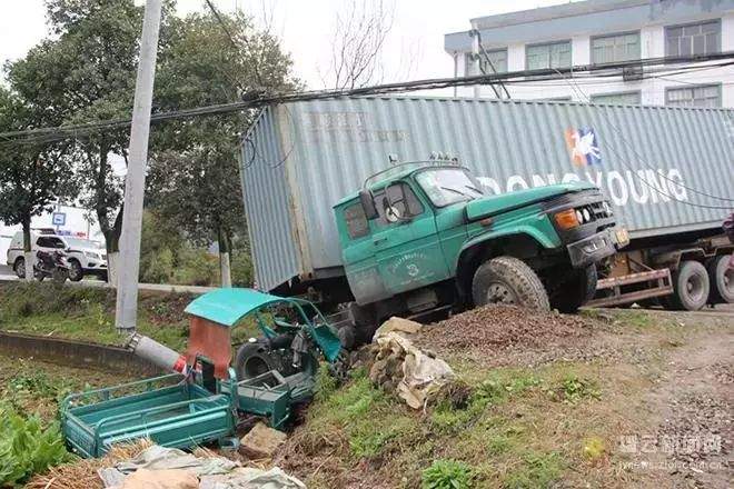 景宁周边|一货车失控冲出道路，路边电动车被撞得粉碎…