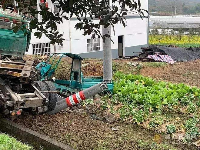 景宁周边|一货车失控冲出道路，路边电动车被撞得粉碎…