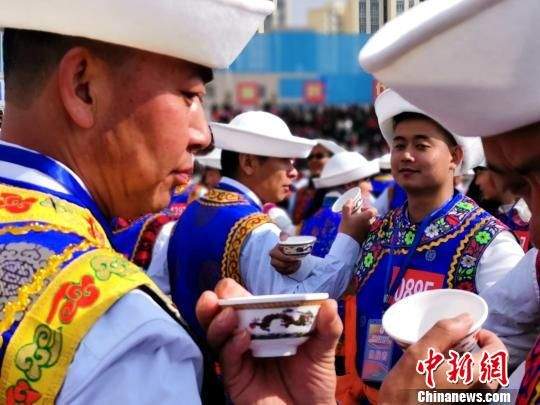 青海海东“最多人挽臂链式交杯”获吉尼斯世界纪录认证