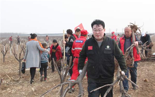 中国公益记录者在线组织“春季造林绿化 共建绿色城市”植树活动