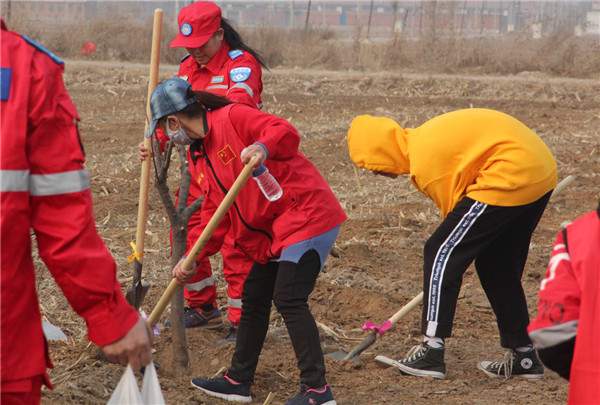 中国公益记录者在线组织“春季造林绿化 共建绿色城市”植树活动