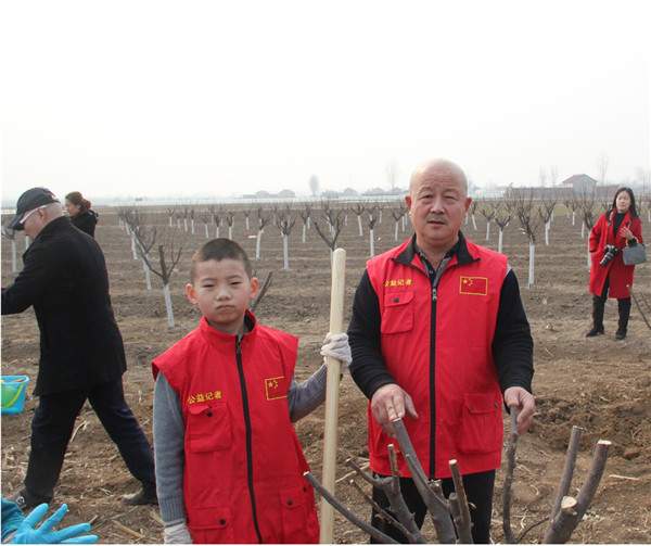 中国公益记录者在线组织“春季造林绿化 共建绿色城市”植树活动