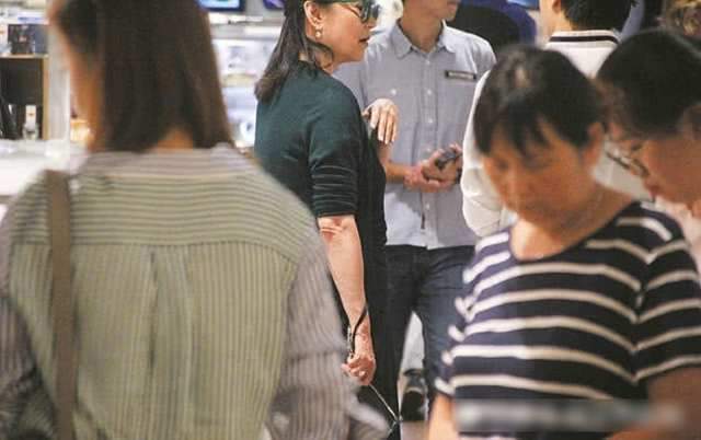 林青霞被曝离婚后淡定出现，拿17.5亿赡养费，阔太太打扮买花