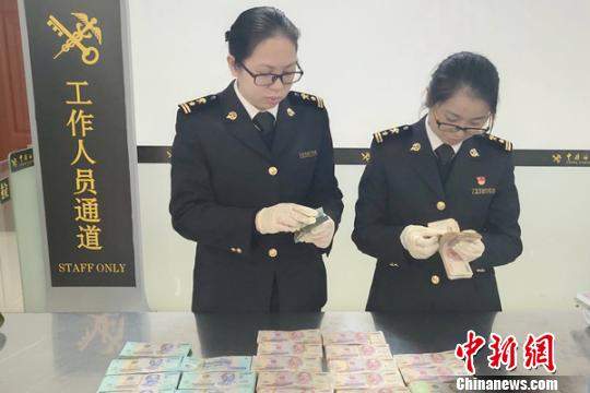 越南女子身缠11亿越南盾入境广西被查获