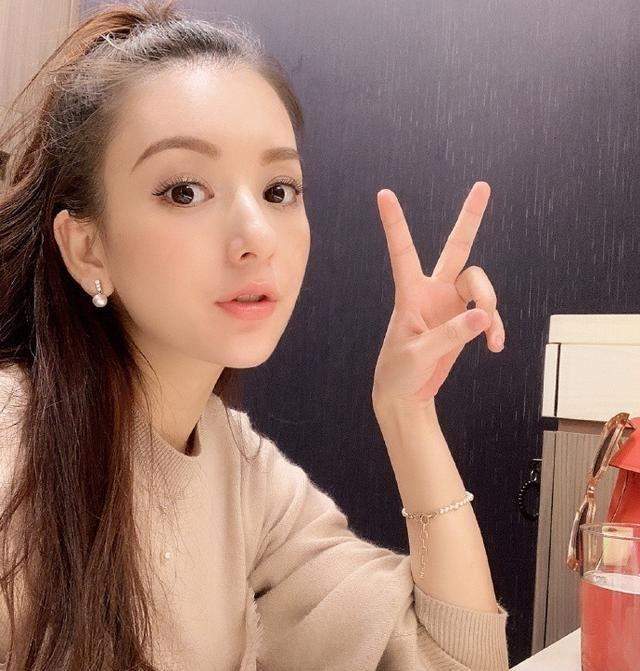 郭富城带娇妻出门，方媛挺大肚穿短裙，背影像18岁少女