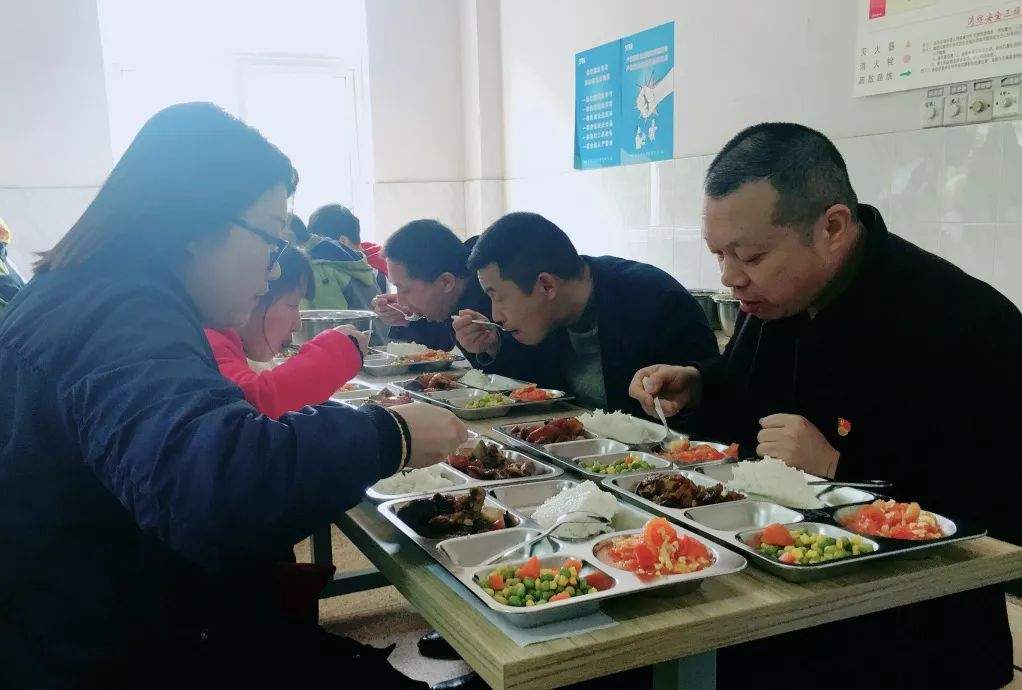 桐乡部分中小学幼儿园实施“陪餐制度”