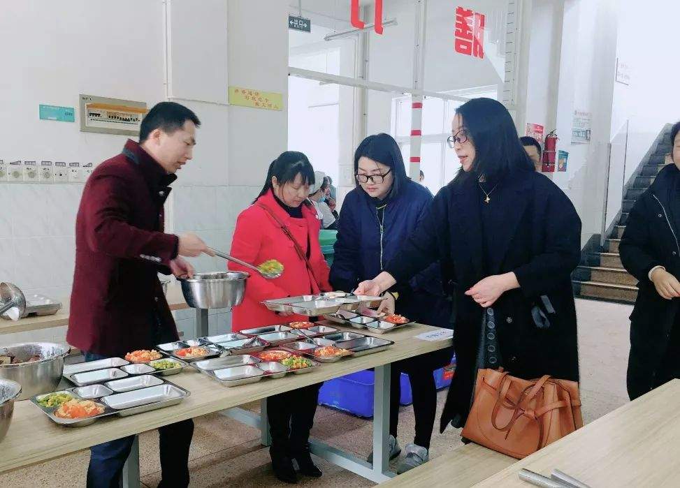 桐乡部分中小学幼儿园实施“陪餐制度”