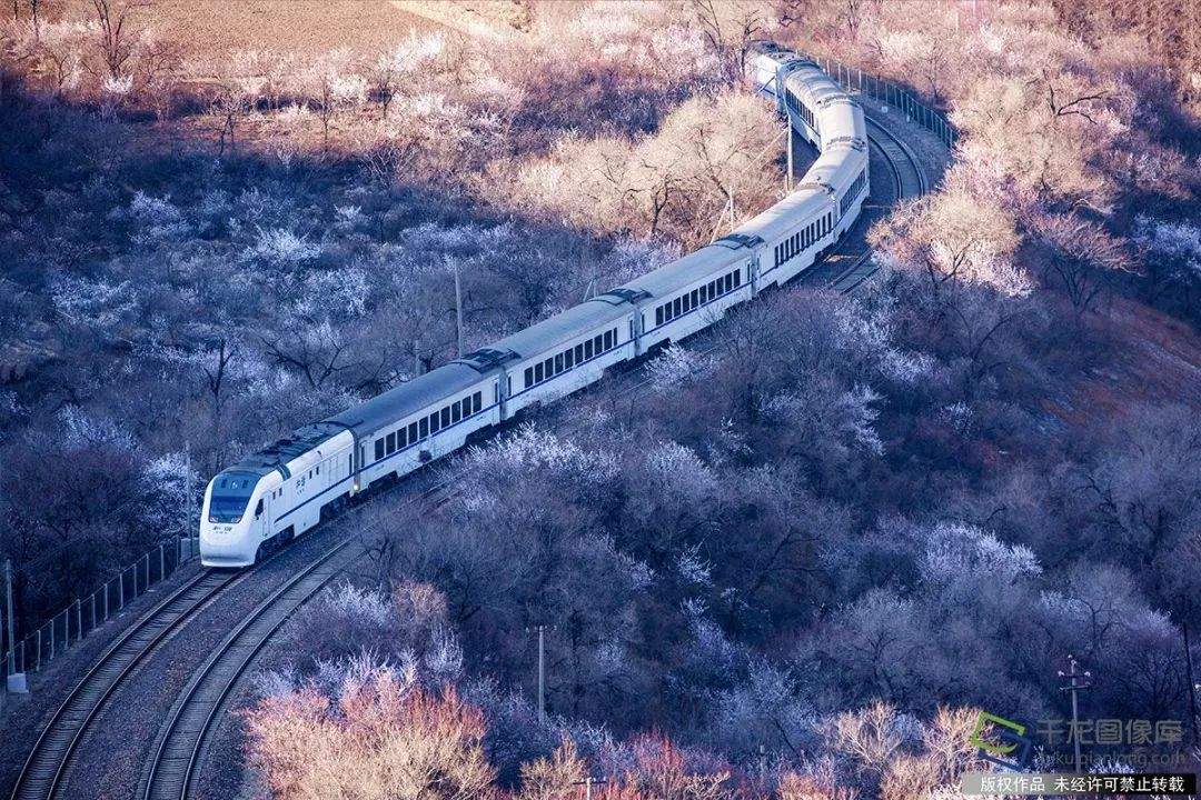 邂逅居庸关，花海和列车“都挺好”