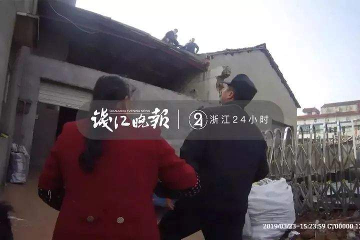 危急时刻，小哥一个“公主抱”抱起92岁老太，满分！