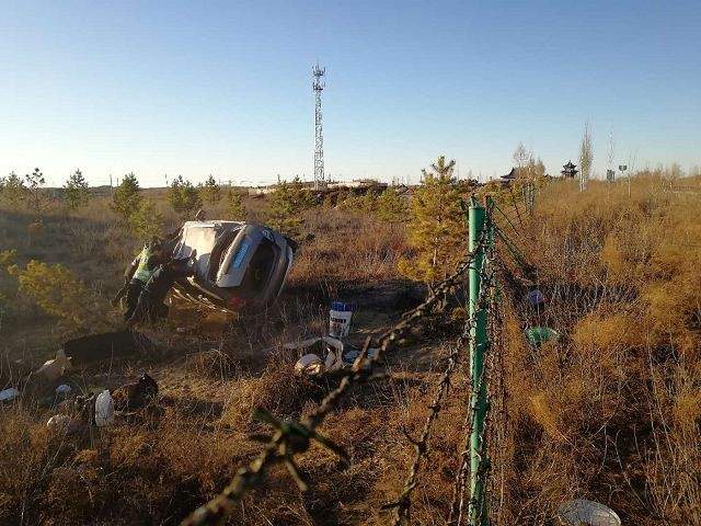 榆林一轿车高速上行驶突然爆胎 车辆失控翻进绿化带