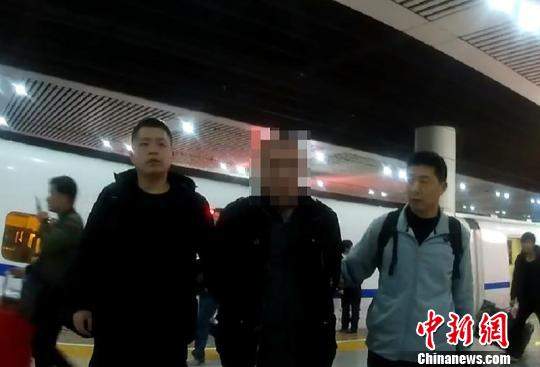 南京铁警破获特大旅财案：爱马仕包内失窃巨额现金被埋公园