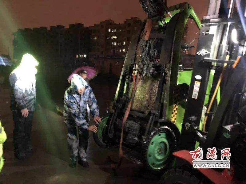 微的电动车驶入河中 龙港多部门联合出动救援