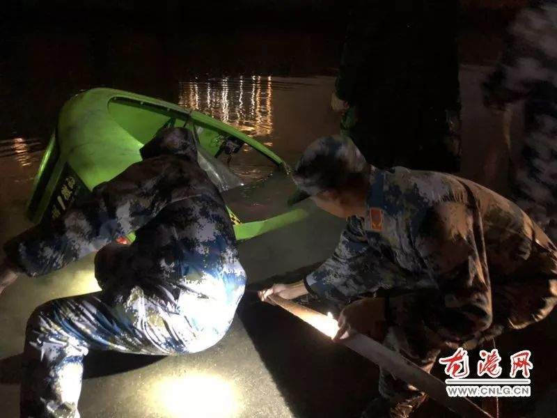 微的电动车驶入河中 龙港多部门联合出动救援