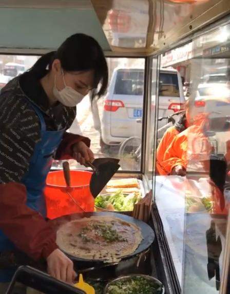 郑爽给环卫工做煎饼，早上6点开工忙不停，但谁注意她的外套？