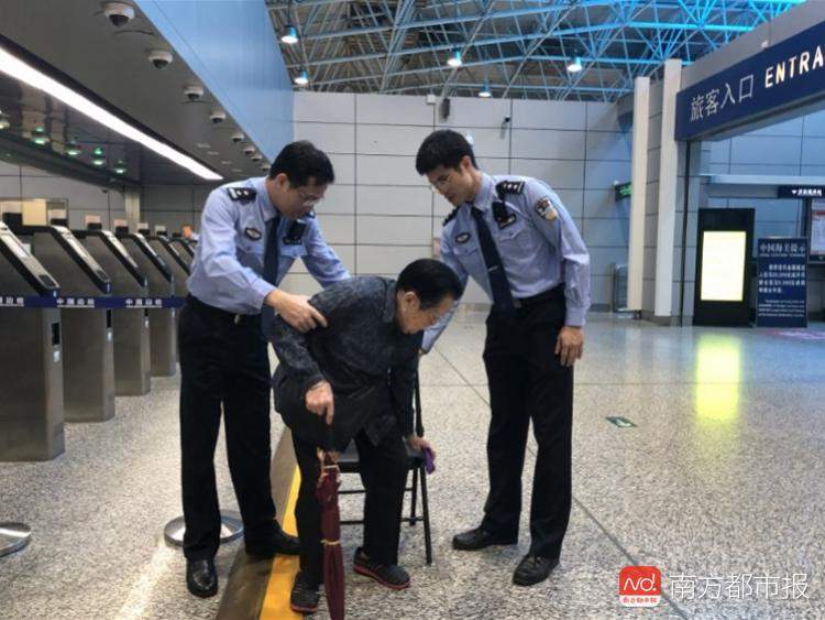 两香港老人清明回乡祭祖走散，一方患老年痴呆！天河边检及时找到