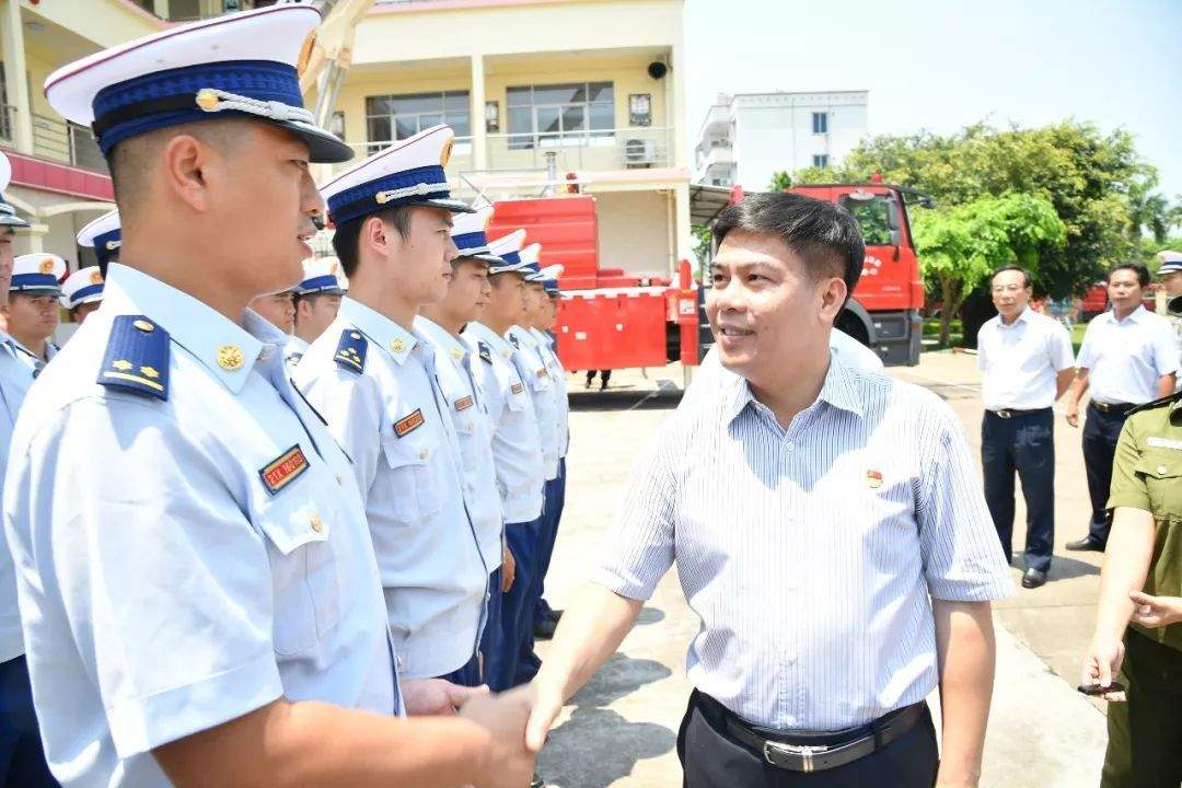 钟鸣明到市消防支队看望慰问基层指战员