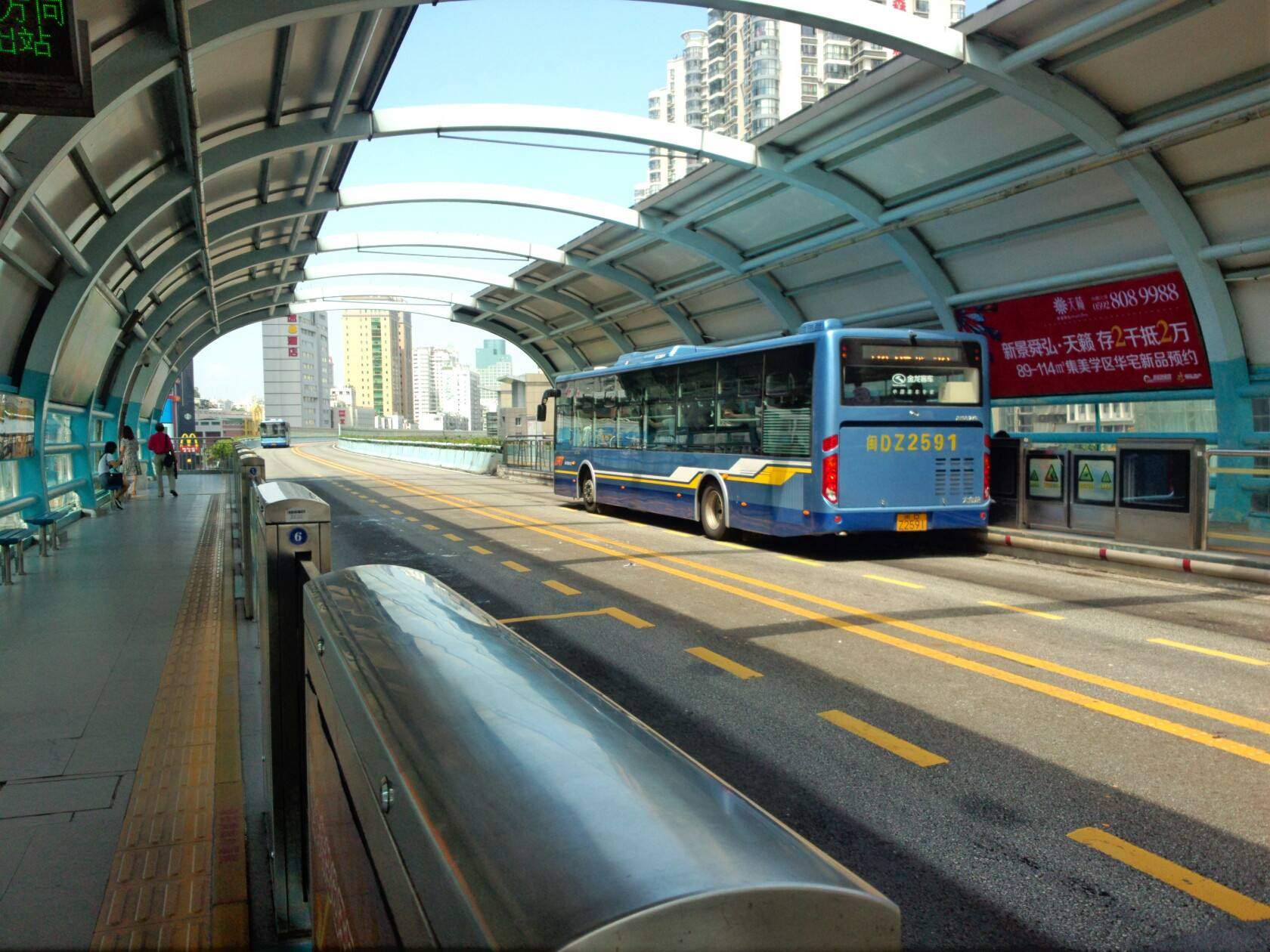 厦门巨资建地铁，为啥市民宁愿挤BRT也不愿乘地铁，老乘客告诉你