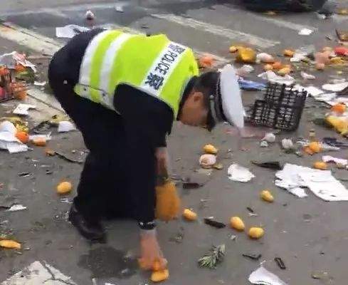 余姚交警好暖！两车相撞水果撒落一地，他们秒变“搬运小哥”