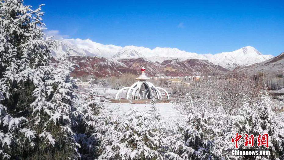 甘肃肃南现雾凇美景 漫山遍野“玉树琼枝”