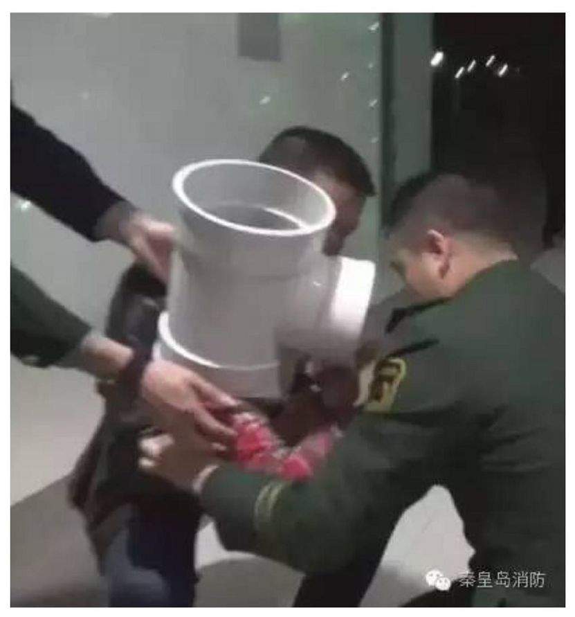 哎呀又卡住了！九江一女子腿被防盗窗卡青，这些容易卡人的地方你肯定没留意过