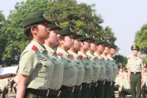 为何每年有十万女兵入伍，却很少听说她们退伍，原来去了这些地方