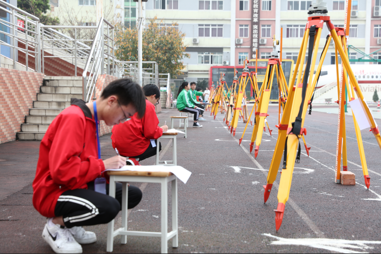 成都市建筑职教集团“星辰 中纬杯”学生测量技能交流活动在双流建校举行