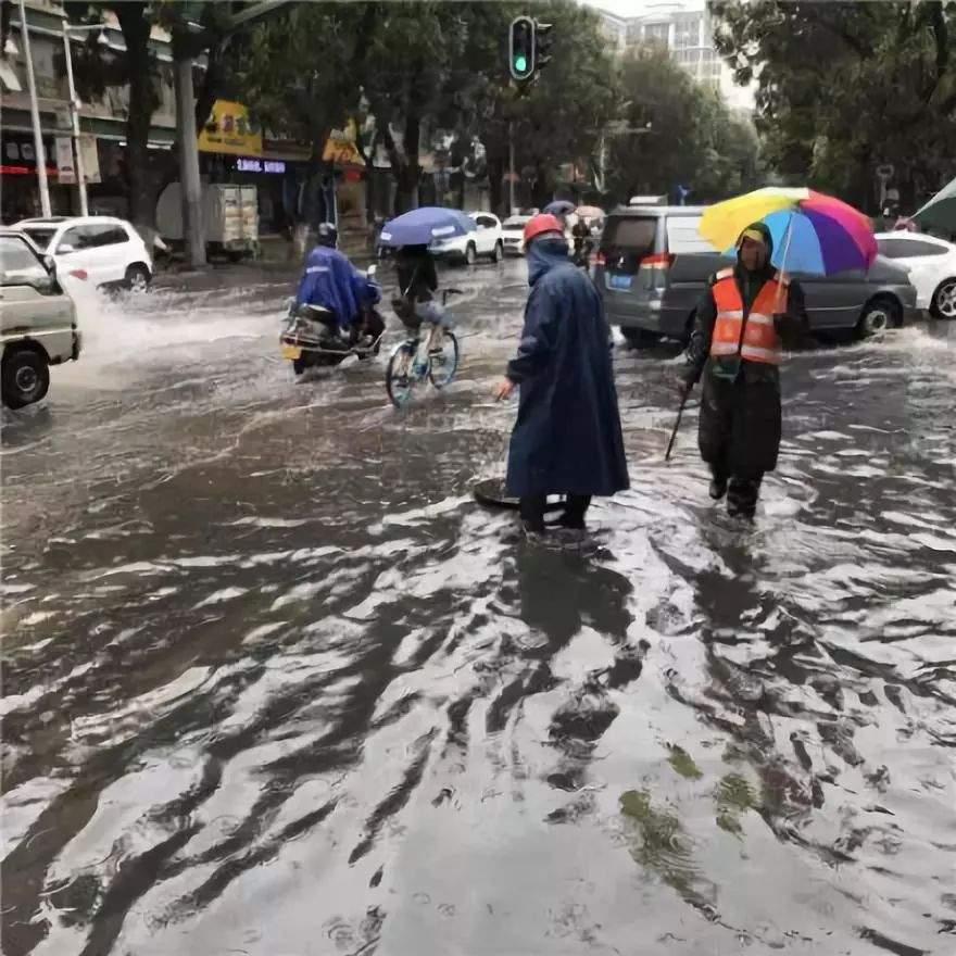 @汕头人！暴雨、大暴雨已杀到！路面积水！雨期漫长，要下到…