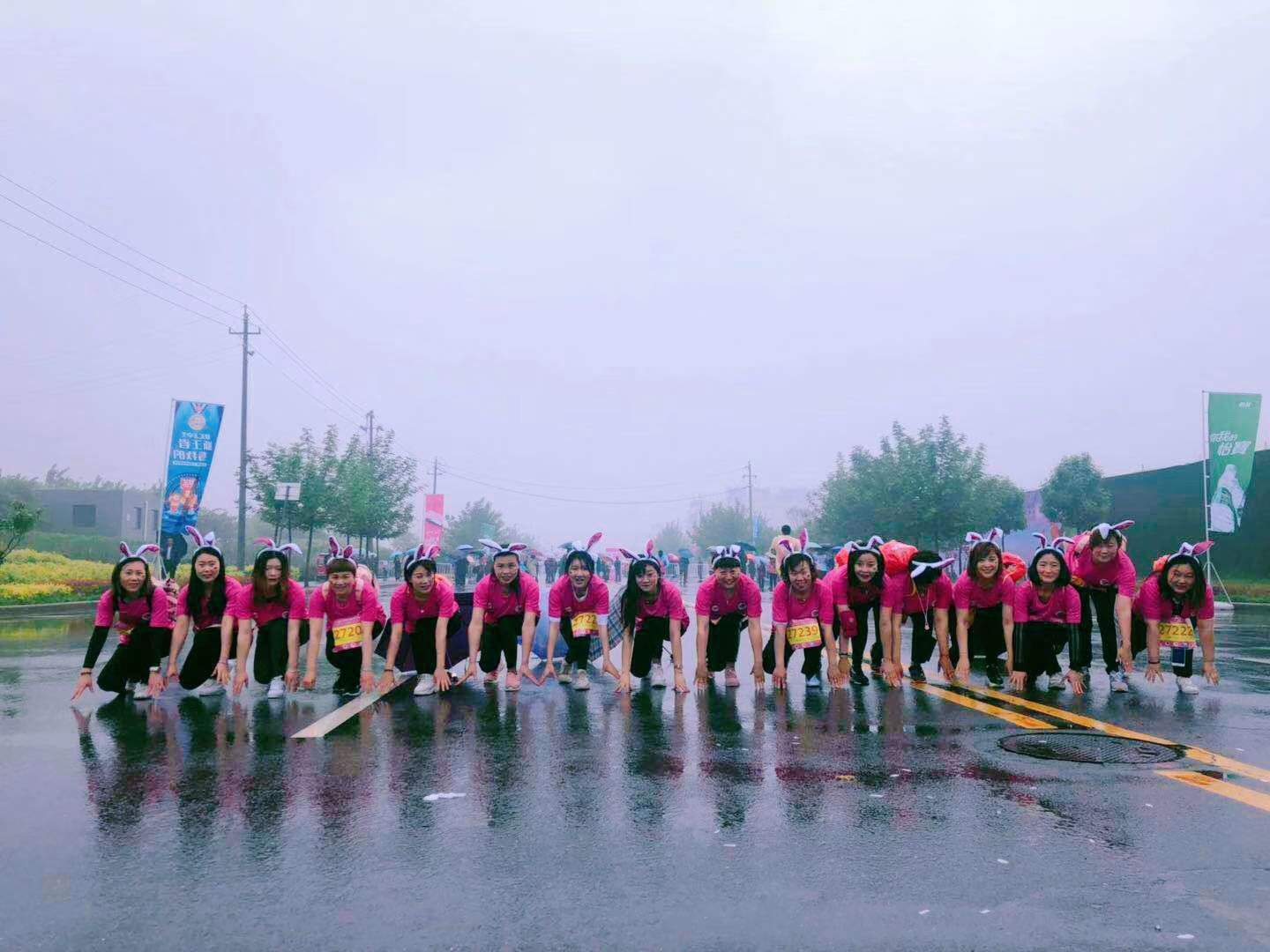 大胆粉出彩，奔跑不设限——2019郑州国际女子马拉松雨中开跑