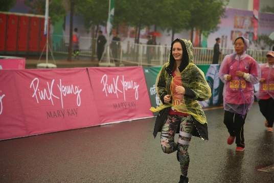 大胆粉出彩，奔跑不设限——2019郑州国际女子马拉松雨中开跑