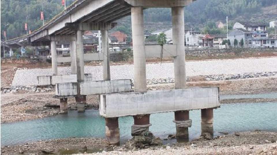 港珠澳海水那么深，跨海大桥的桥墩怎么建上去的，看完涨见识了