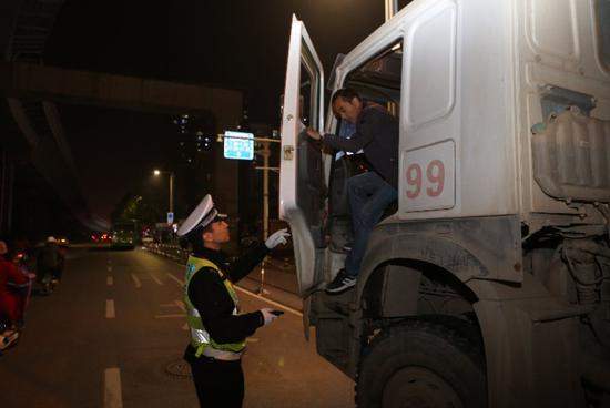  确保五一期间良好交通秩序交警支队长带队夜查渣土车等严重 交通违法