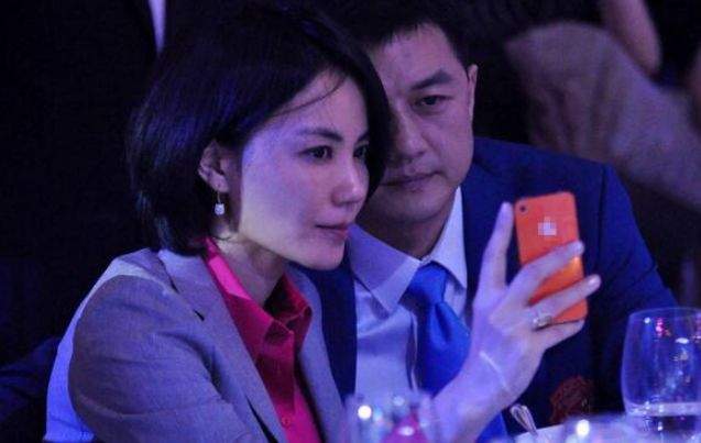 李亚鹏牵手绯闻女友亮相，女方完全撞脸王菲，好身材太惊艳！