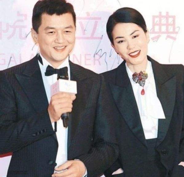 李亚鹏牵手绯闻女友亮相，女方完全撞脸王菲，好身材太惊艳！