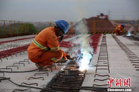 高速公路建设者的劳动节：脚下不歇 手上不停