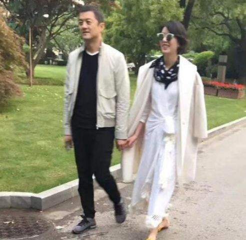 李亚鹏牵手绯闻女友亮相，女方完全撞脸王菲，好身材太惊艳！